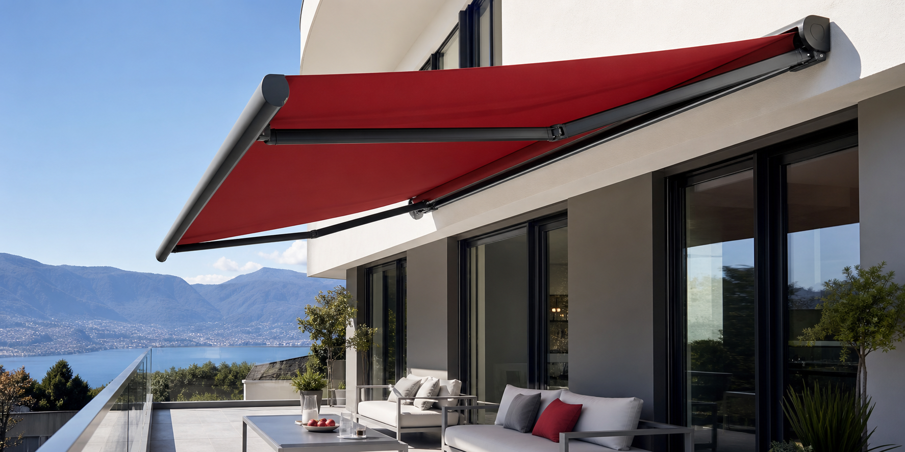 Tenda da sole a bracci su terrazzo panoramico