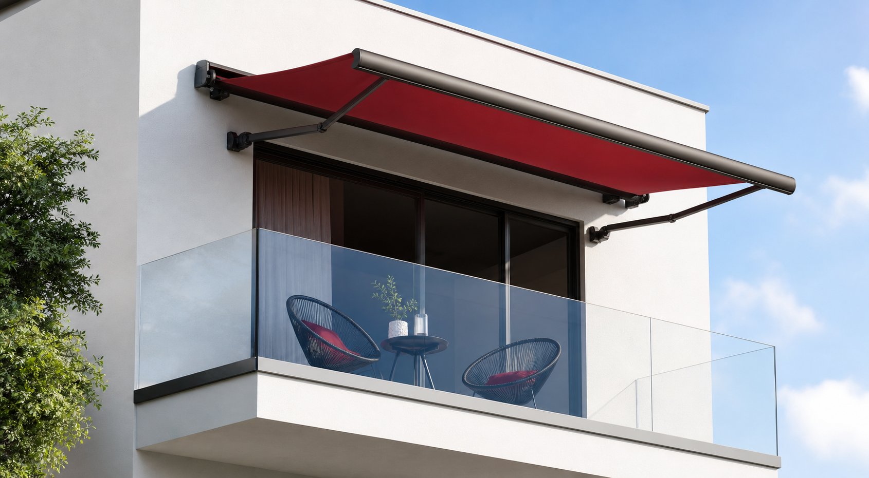 Tenda da sole a bracci su balcone moderno con parapetto in vetro