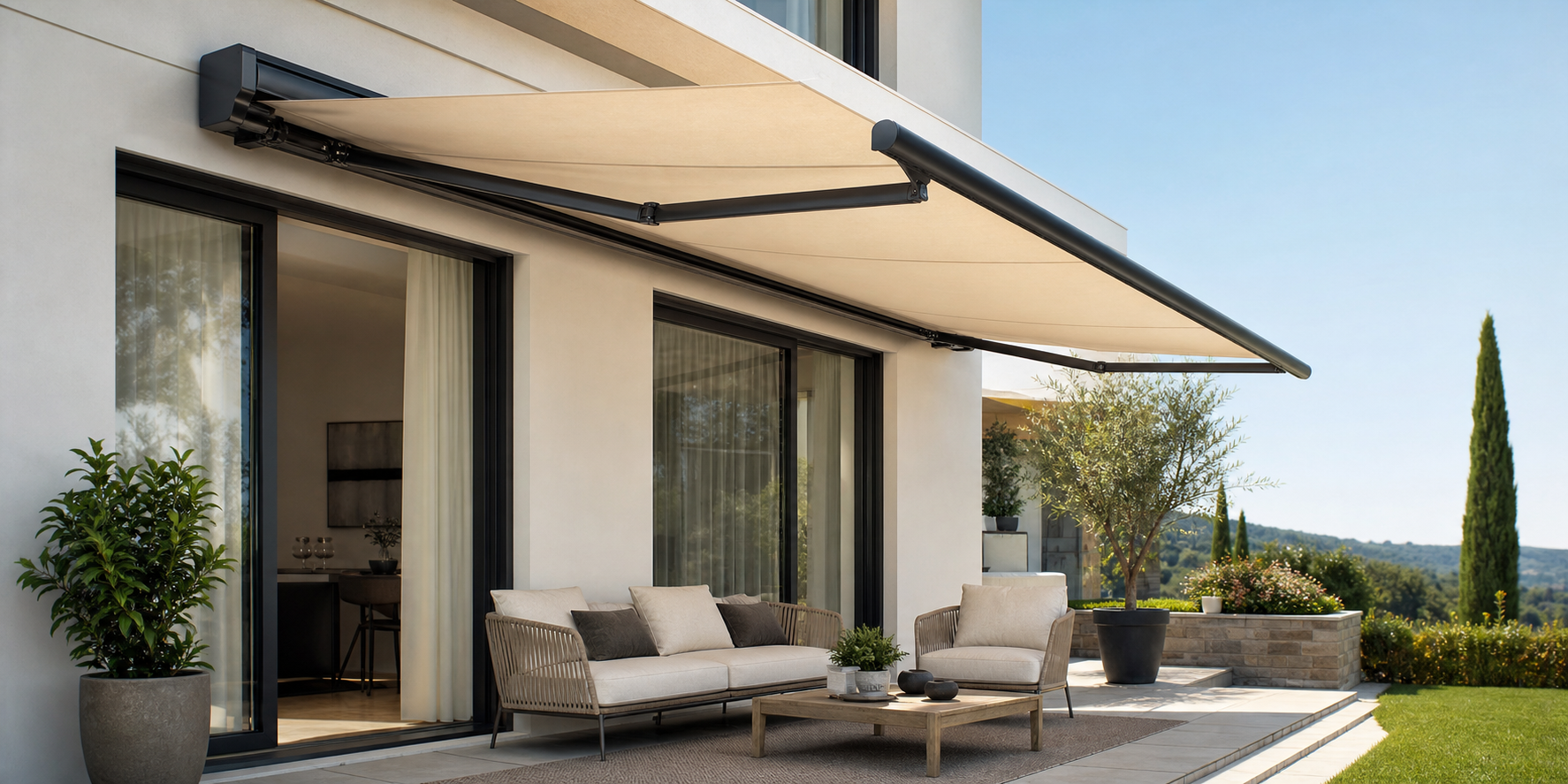 Tenda da sole a bracci con tessuto beige su terrazza moderna